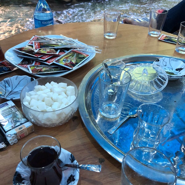 Photo taken at Beyaz Su Nebi Usta&#39;nın Yeri Dicle Restoran by Nusret Tahıroğlu on 4/23/2018
