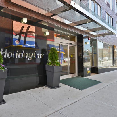 รูปภาพถ่ายที่ Holiday Inn NYC - Lower East Side โดย Yext Y. เมื่อ 3/2/2020