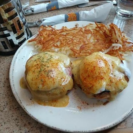 Photo taken at The Omelette Shoppe by Yext Y. on 4/18/2018