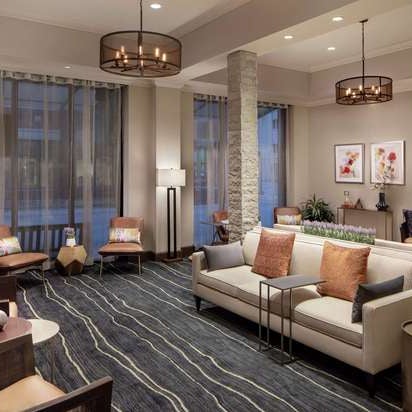 รูปภาพถ่ายที่ Embassy Suites by Hilton โดย Yext Y. เมื่อ 10/21/2019