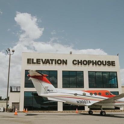 รูปภาพถ่ายที่ Elevation Chophouse and Skybar โดย Yext Y. เมื่อ 9/13/2019