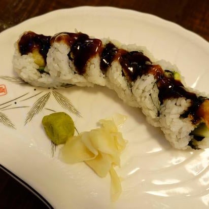 Das Foto wurde bei Sushi Shack Japanese Sushi Restaurant von Yext Y. am 3/23/2018 aufgenommen