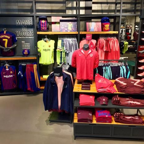 Cardenal Salida en caso Fotos en Nike Store La Maquinista - Sant Andreu - Barcelona, Cataluña