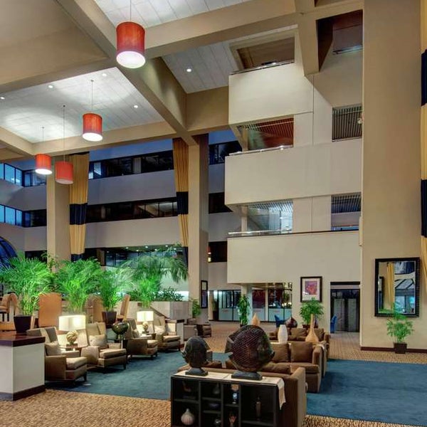 Photo prise au Embassy Suites by Hilton West Palm Beach Central par Yext Y. le4/13/2020