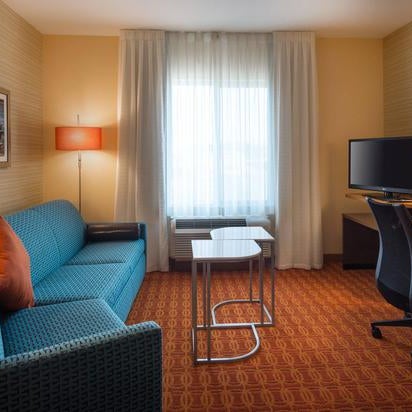 Foto scattata a Fairfield Inn &amp; Suites by Marriott Tustin Orange County da Yext Y. il 5/14/2020