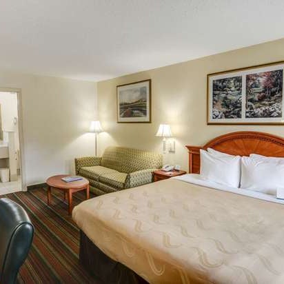 รูปภาพถ่ายที่ Quality Inn &amp; Suites Biltmore East โดย Yext Y. เมื่อ 9/21/2020