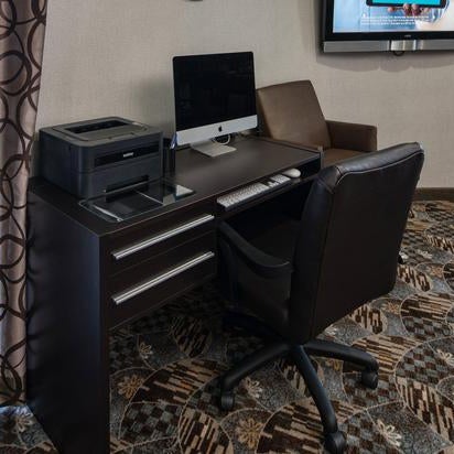 Снимок сделан в Holiday Inn Express &amp; Suites пользователем Yext Y. 3/6/2020