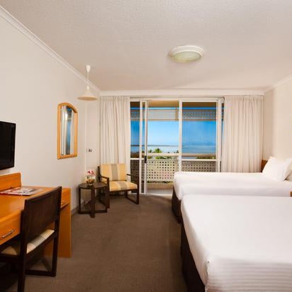 Photo prise au Holiday Inn Cairns Harbourside par Yext Y. le2/28/2020