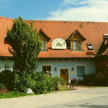 Zoissl Heurigen Schenke Austrian Restaurant In Seiersberg Pirka