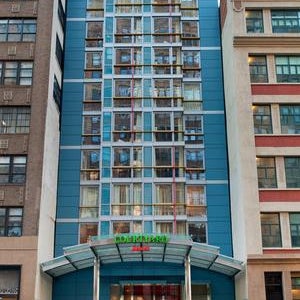 Foto diambil di Courtyard by Marriott New York Manhattan/SoHo oleh Yext Y. pada 5/14/2020