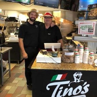 รูปภาพถ่ายที่ Tino&#39;s Pizzeria โดย Yext Y. เมื่อ 12/26/2018