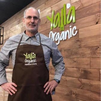 Foto tomada en Yalla Organic Hummus &amp; Grill  por Yext Y. el 4/23/2018