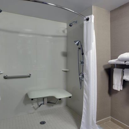 Foto scattata a Holiday Inn Express &amp; Suites da Yext Y. il 3/4/2020
