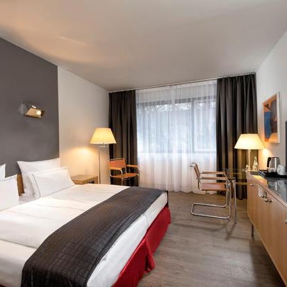 Foto tirada no(a) Holiday Inn Berlin - City West por Yext Y. em 2/28/2020