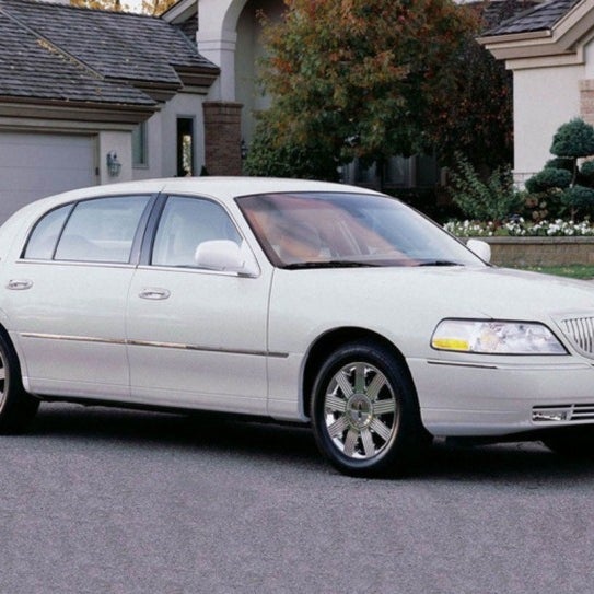 2003 lincoln town car executive value investing