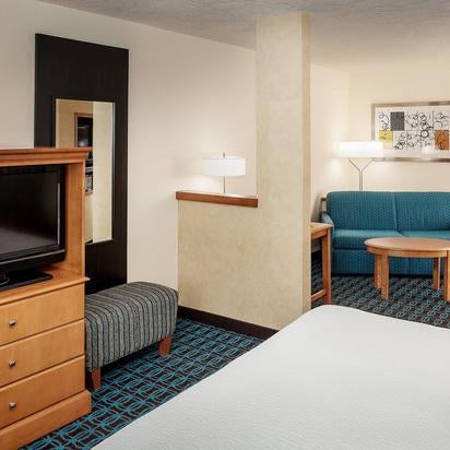 Foto scattata a Fairfield Inn &amp; Suites Anchorage Midtown da Yext Y. il 5/15/2020