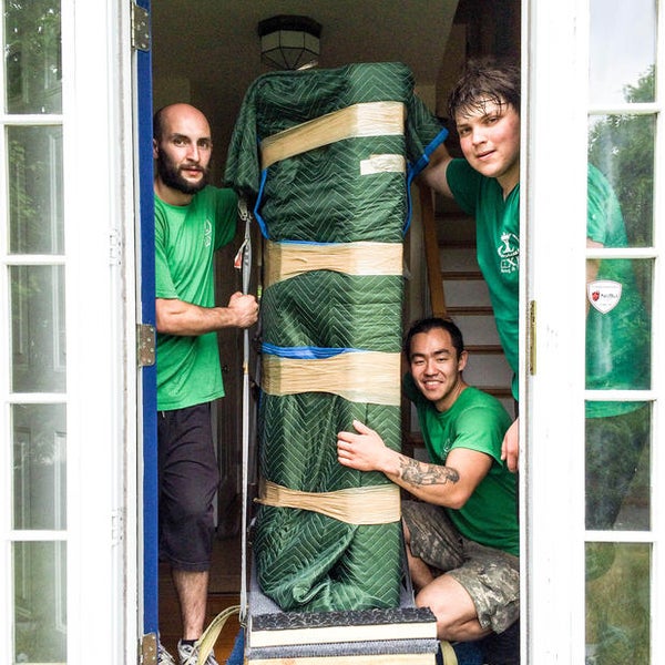 грузчик на белом фоне. Moving 16. Moving 16. квартирный переезд. услуги грузчиков.