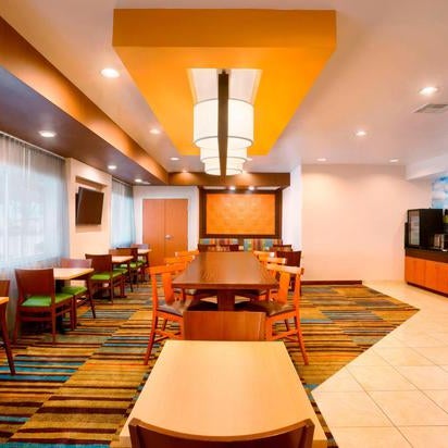 Foto diambil di Fairfield Inn &amp; Suites Houston I-10 West/Energy Corridor oleh Yext Y. pada 5/1/2020