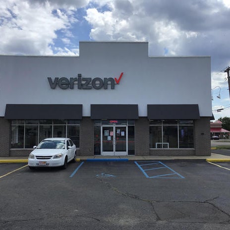 Verizon's store on Michigan Avenue is closed