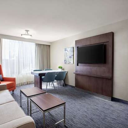 Foto tirada no(a) Embassy Suites by Hilton por Yext Y. em 10/21/2019