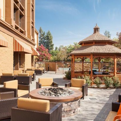 รูปภาพถ่ายที่ Courtyard by Marriott Santa Rosa โดย Yext Y. เมื่อ 5/14/2020