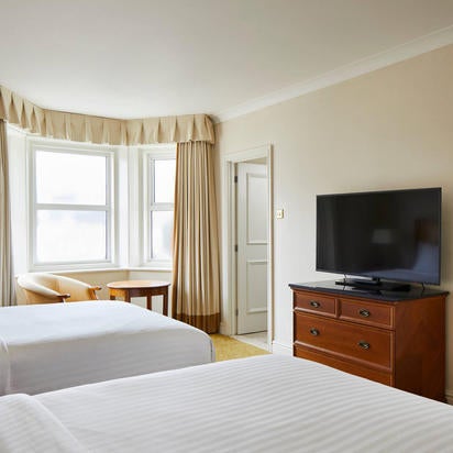 รูปภาพถ่ายที่ Bournemouth Highcliff Marriott Hotel โดย Yext Y. เมื่อ 3/3/2020