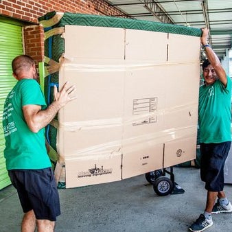профессиональные грузчики. переезд. фургон с коробками. грузчик машина. переезд офиса.