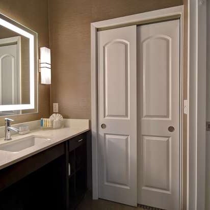 Foto tirada no(a) Homewood Suites by Hilton por Yext Y. em 8/25/2020