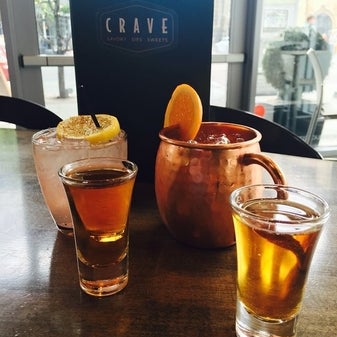 รูปภาพถ่ายที่ Crave Dessert Bar &amp; Lounge โดย Yext Y. เมื่อ 7/11/2016