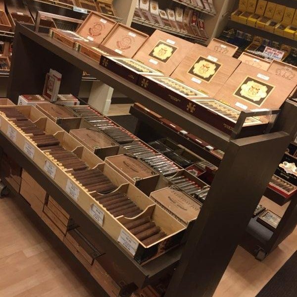 6/17/2019에 Yext Y.님이 SJ Cigars Co.에서 찍은 사진