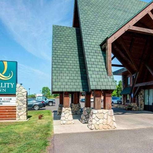Photo taken at Ashland Lake Superior Lodge by Yext Y. on 9/24/2020