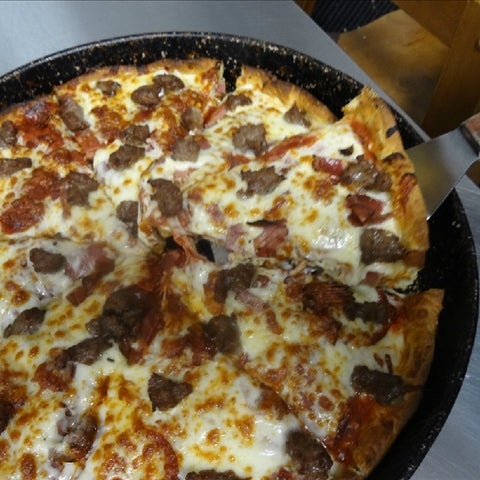 Photo taken at Classic Chicago&#39;s Gourmet Pizza by Yext Y. on 4/26/2019