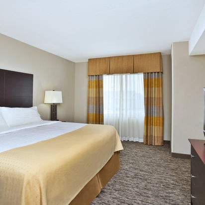 Foto diambil di Holiday Inn &amp; Suites Green Bay Stadium, an IHG Hotel oleh Yext Y. pada 3/4/2020