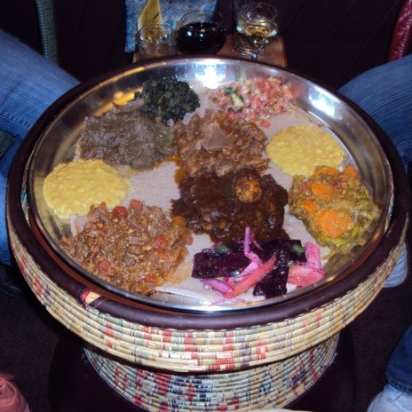 Снимок сделан в Ras Dashen Ethiopian Restaurant пользователем Yext Y. 5/2/2017