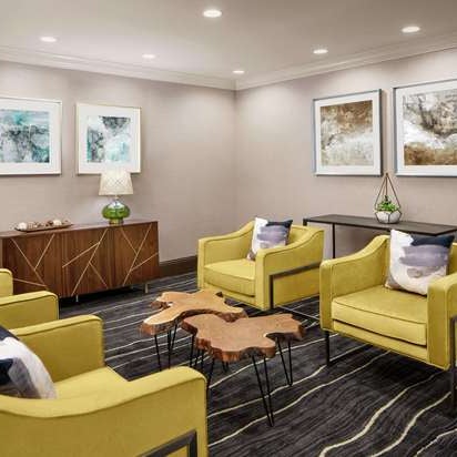 รูปภาพถ่ายที่ Embassy Suites by Hilton โดย Yext Y. เมื่อ 10/21/2019