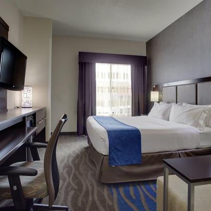 Foto diambil di Holiday Inn Express &amp; Suites oleh Yext Y. pada 3/4/2020