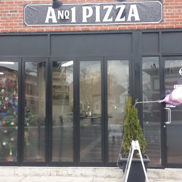 Foto tirada no(a) A No. 1 Pizza por Yext Y. em 2/14/2018