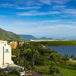 Foto diambil di Holiday Inn Cairns Harbourside oleh Yext Y. pada 2/28/2020