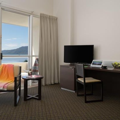 Foto diambil di Holiday Inn Cairns Harbourside oleh Yext Y. pada 2/28/2020