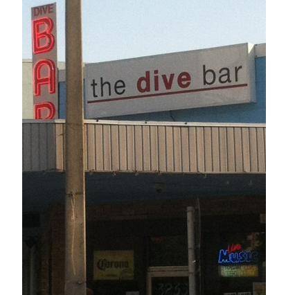 Foto tirada no(a) The Dive Bar por Yext Y. em 4/20/2017