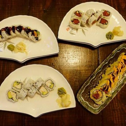 Das Foto wurde bei Sushi Shack Japanese Sushi Restaurant von Yext Y. am 2/5/2018 aufgenommen
