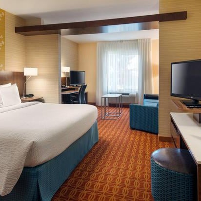 Foto diambil di Fairfield Inn &amp; Suites by Marriott Tustin Orange County oleh Yext Y. pada 5/14/2020