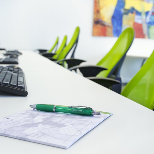 Работа b v. Работник склада. Мужчина и женщина за компьютером. Работник склада. Внутренняя энергия работа в термодинамике.