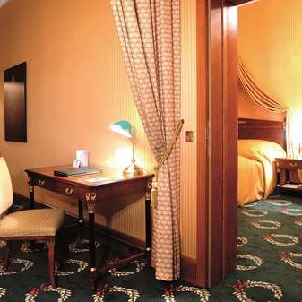 Das Foto wurde bei Best Western Premier Grand Hotel Russischer Hof von Yext Y. am 2/21/2020 aufgenommen