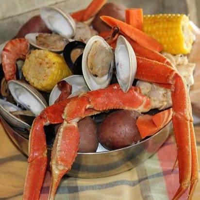 Foto scattata a Crab&#39;s Claw Oceanfront Caribbean Restaurant da Yext Y. il 2/23/2018