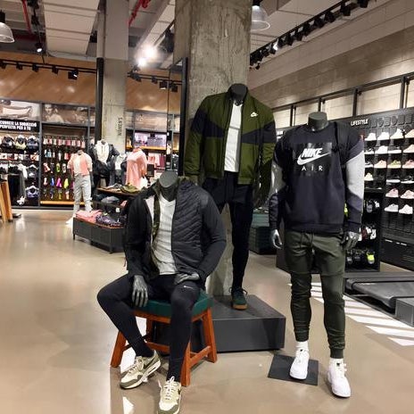 Cardenal Salida en caso Fotos en Nike Store La Maquinista - Sant Andreu - Barcelona, Cataluña