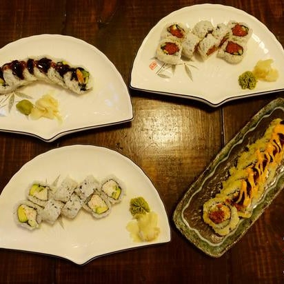Das Foto wurde bei Sushi Shack Japanese Sushi Restaurant von Yext Y. am 3/23/2018 aufgenommen