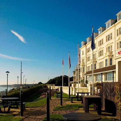 รูปภาพถ่ายที่ Bournemouth Highcliff Marriott Hotel โดย Yext Y. เมื่อ 5/7/2020