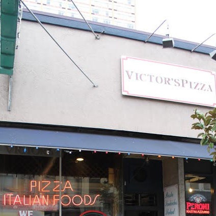 Foto tomada en Victor&#39;s Pizza  por Yext Y. el 2/23/2018