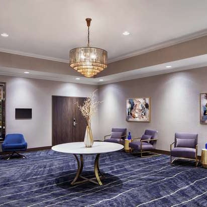 Foto diambil di Embassy Suites by Hilton oleh Yext Y. pada 10/21/2019